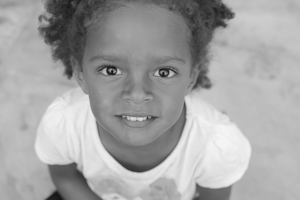 portrait-regard-enfant-jumelle-bidart-laurence-poullaouec-photographe-famille portrait enfant jumelle bidart
