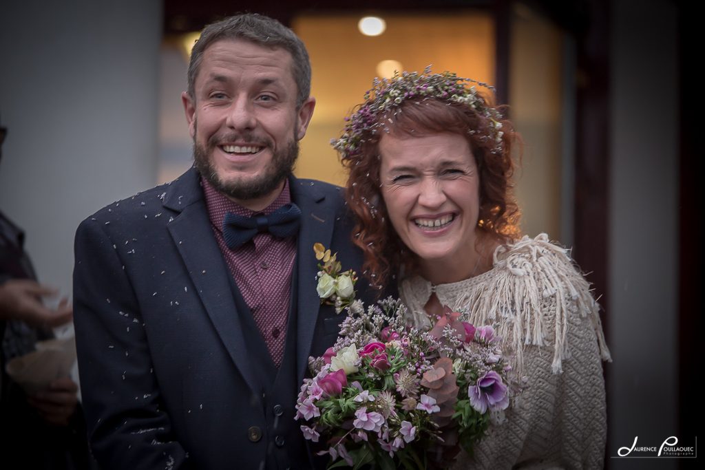 mariage-boheme-ustaritz-laurence-poullaouec-photographe sortie mairie lancer fleurs lavande