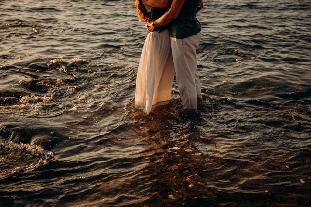 seance-couple-a-la-plage-25 séance couple dans l'eau