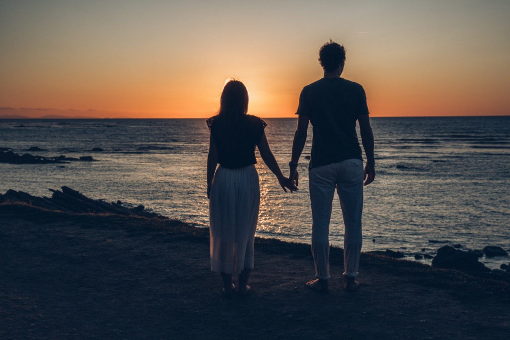 couple plage coucher de soleil