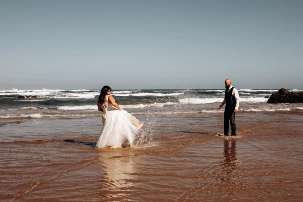 seance couple trash the dress à l'océan
