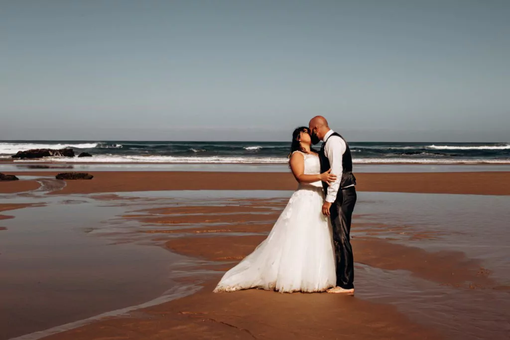 seance couple après le mariage à la plage à biarritz au pays basque