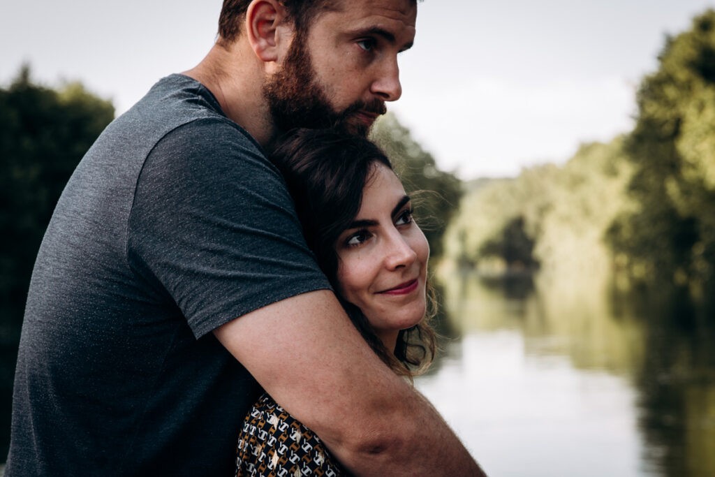 seance couple au bord d'une riviere