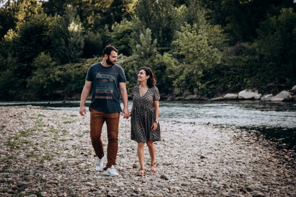 seance couple au bord d'une riviere