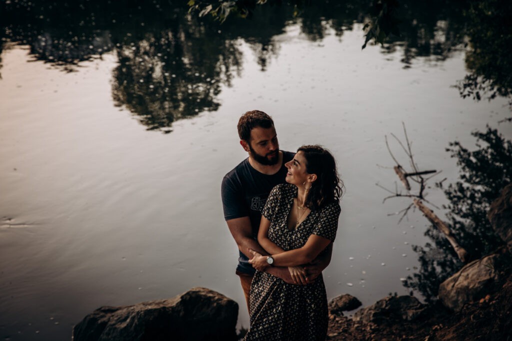 seance couple au bord d'une riviere