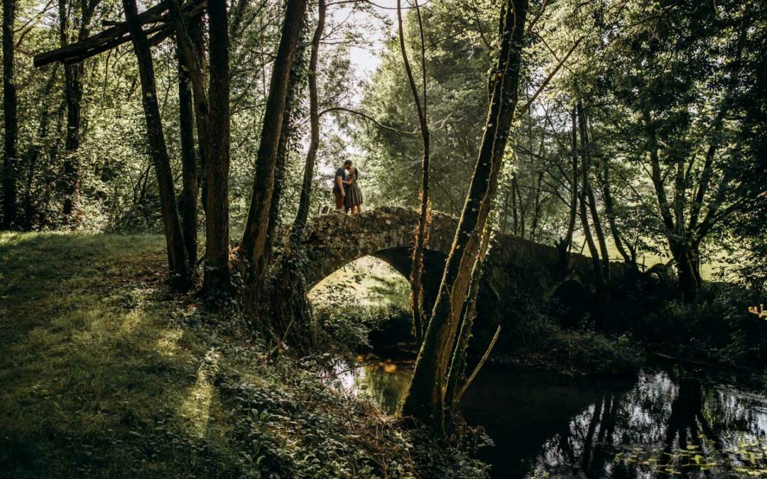 Séance couple au bord d’une rivière