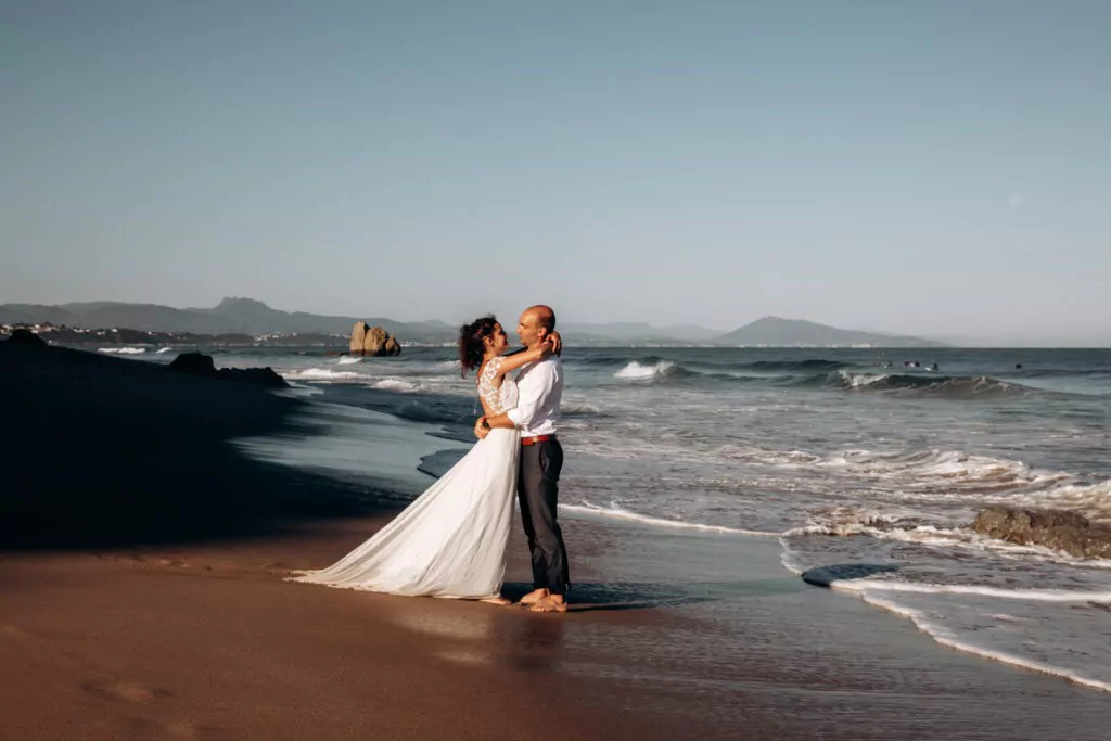 seance couple après le mariage à l'ocean à biarritz au pays basque