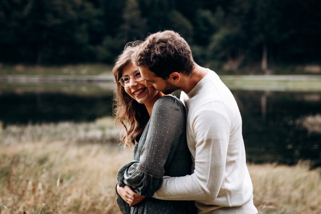 seance engagement au bord d'un lac