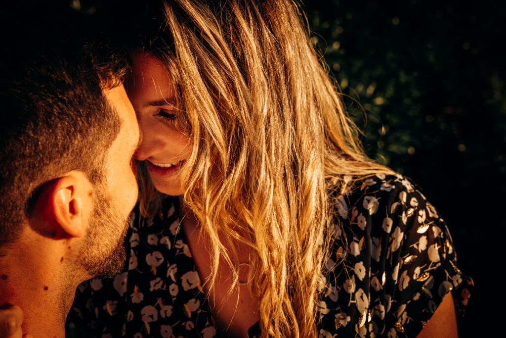 seance photo couple au coucher du soleil