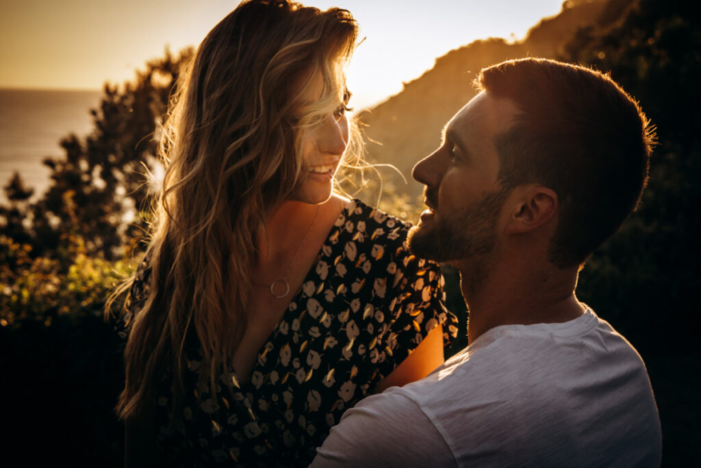 seance photo couple au coucher du soleil