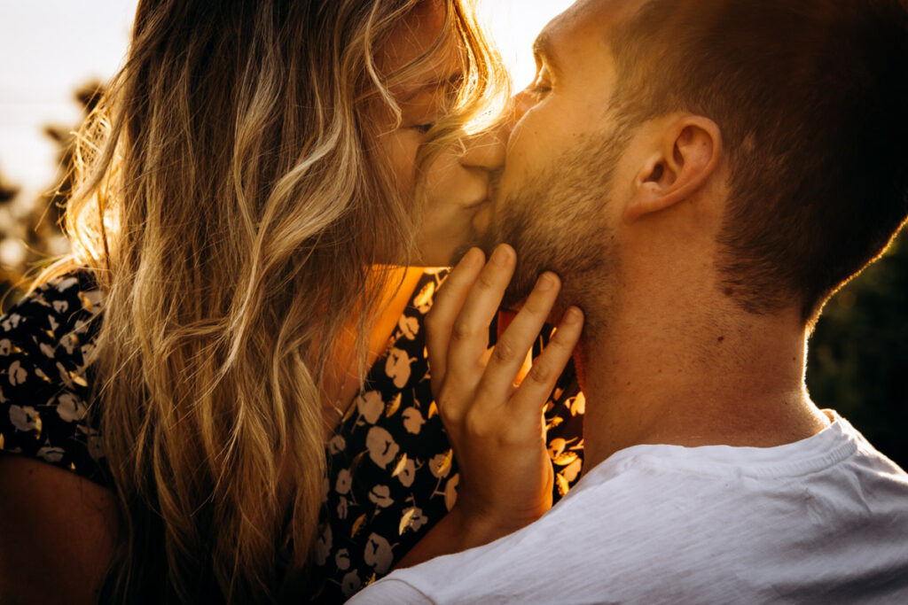 seance photo couple au coucher du soleil