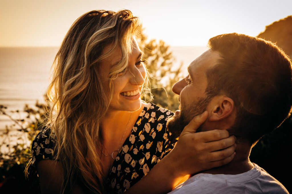 seance photo couple au coucher du soleil