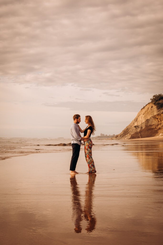seance photos engagement à bidart à la plage