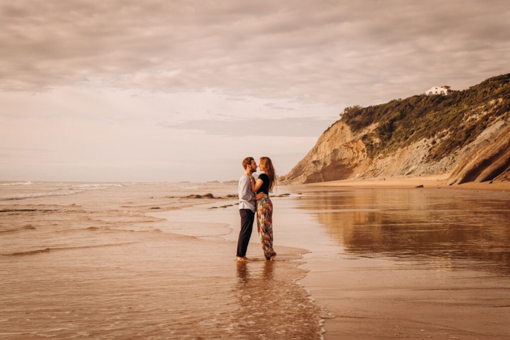 seance photos engagement à bidart à la plage