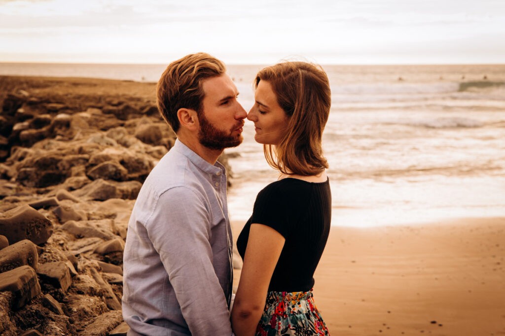 seance photos engagement à bidart à la plage