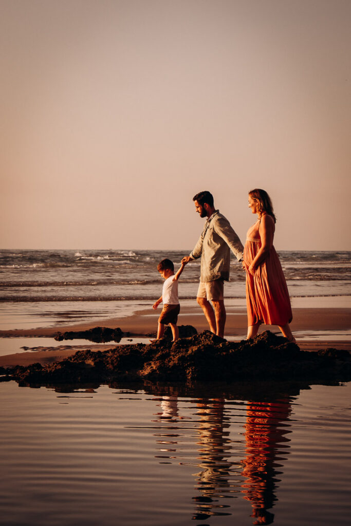 seance famille les pieds dans l'eau