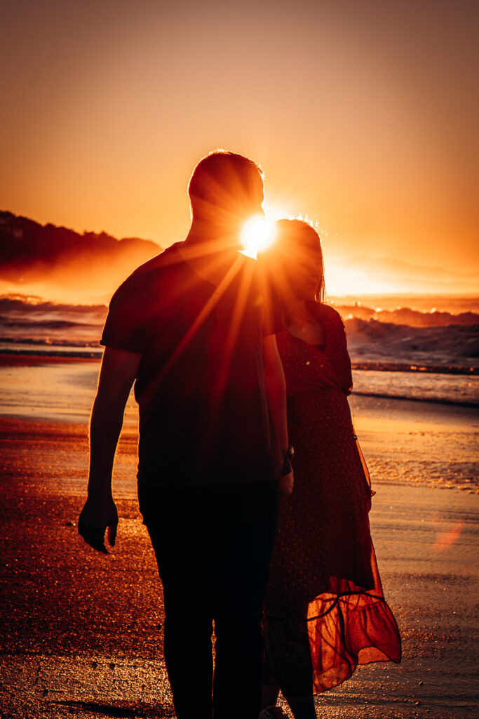 seance grossesse à la plage au coucher du soleil