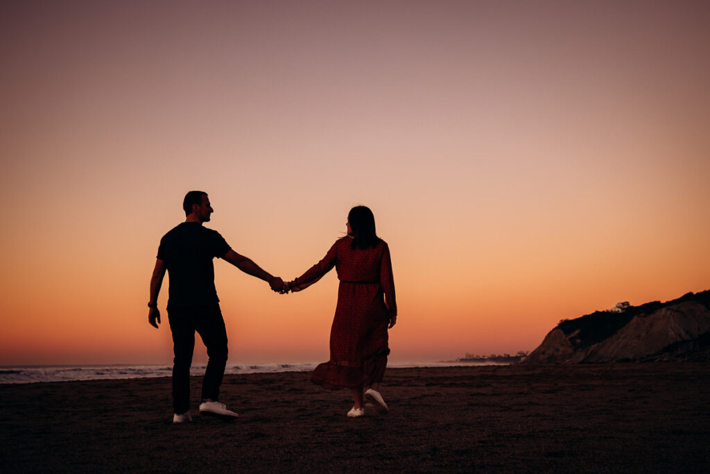 seance grossesse à la plage au coucher du soleil