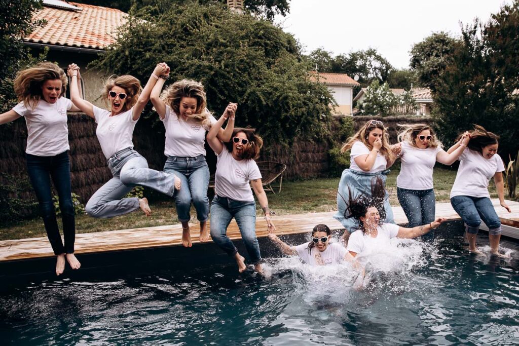 evjf cap ferret dans une piscine