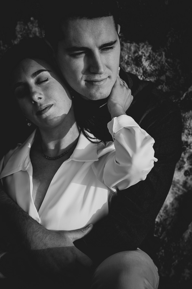 couple amoureux à la plage au coucher du soleil