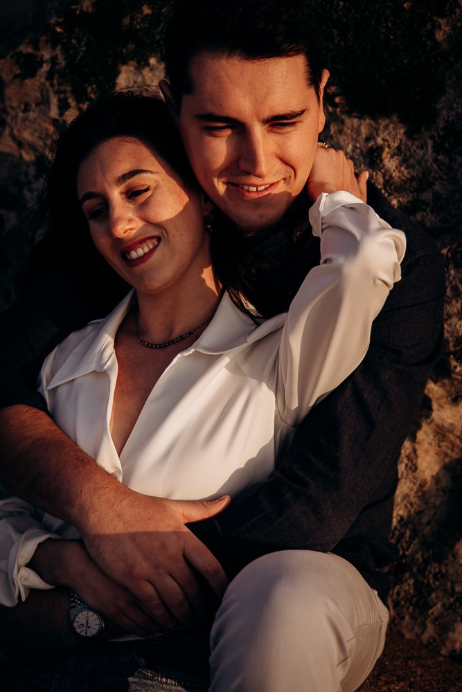 couple amoureux à la plage au coucher du soleil
