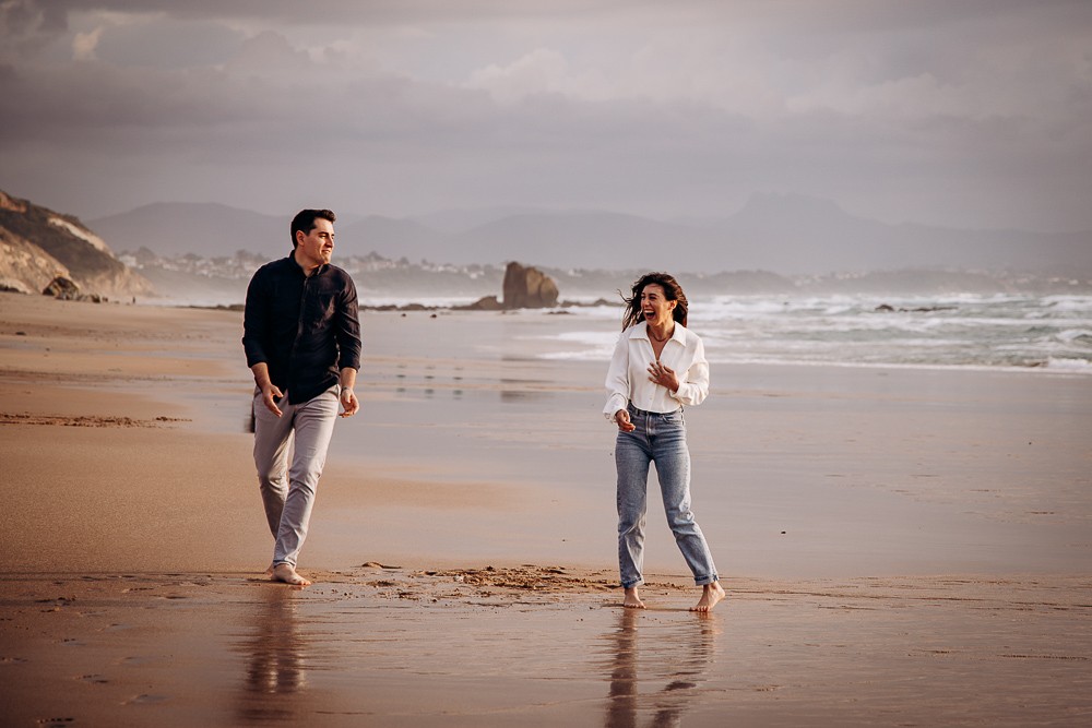 couple amoureux fou rire