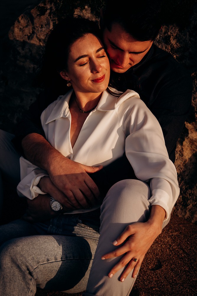 couple amoureux à la plage au coucher du soleil