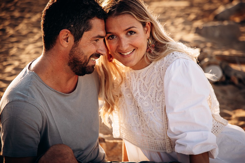 seance photos couple a la plage au porge