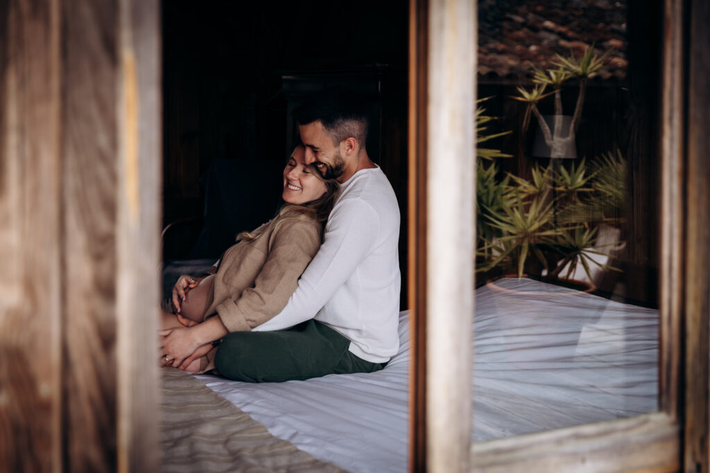 Seance grossesse dans une cabane au Cap Ferret