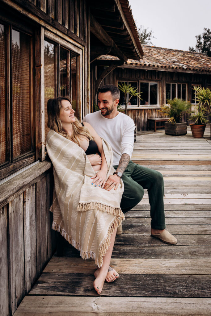 Seance grossesse dans une cabane au Cap Ferret