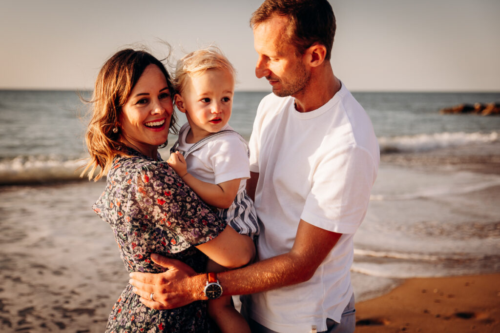 seance famille a la plage coucher du soleil