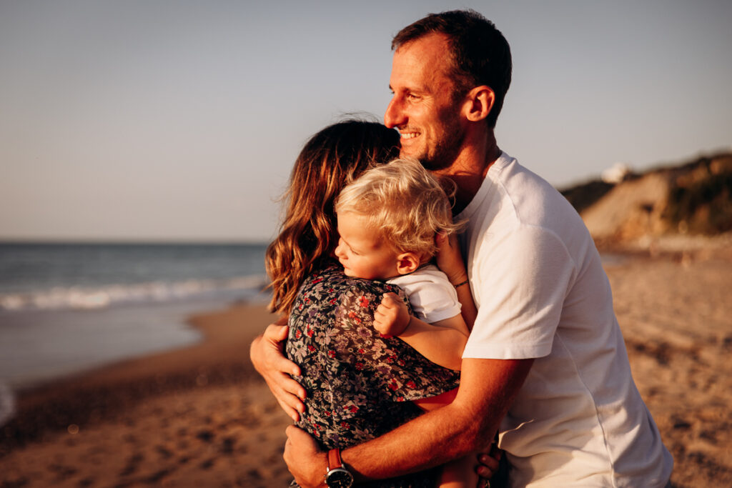 seance famille à la plage au coucher du soleil