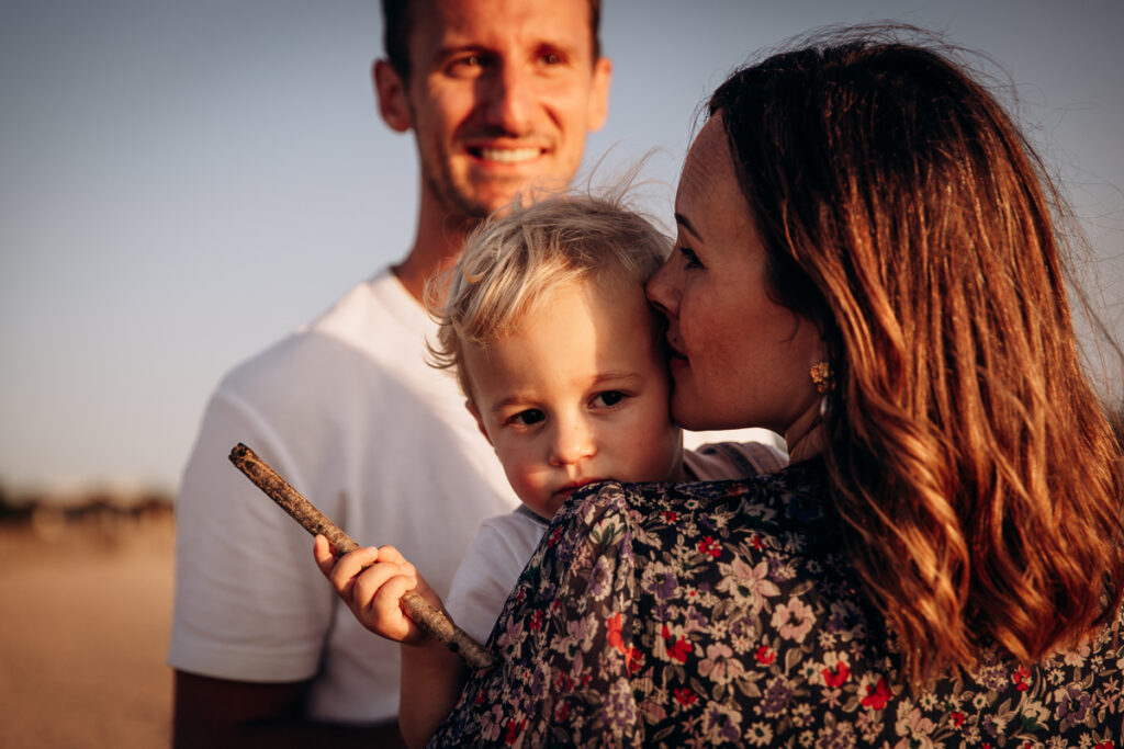 seance famille à la plage au coucher du soleil