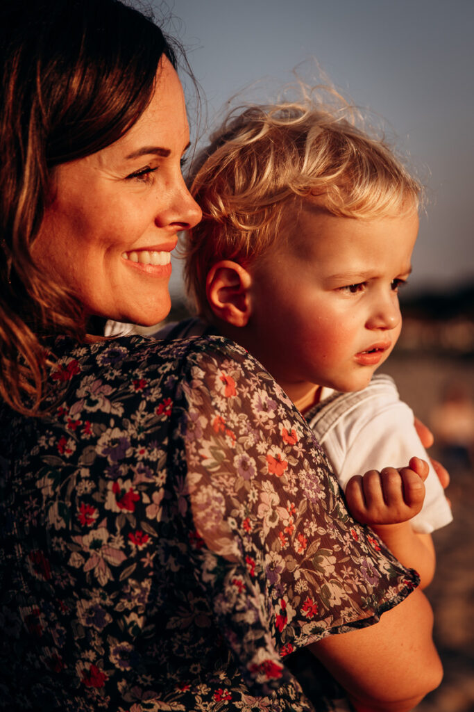 seance famille à la plage au coucher du soleil